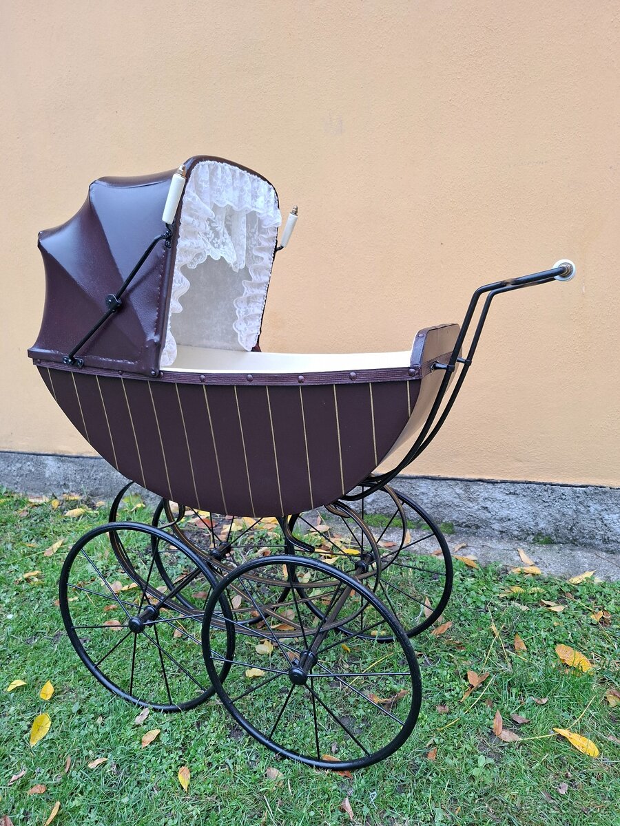 Starožitný kočárek pro panenky č. 637