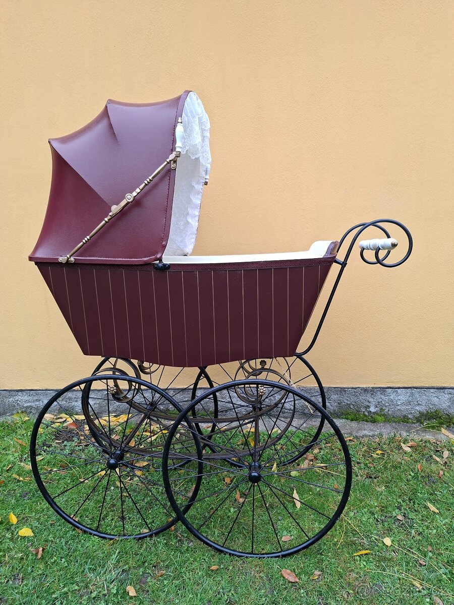 Starožitný kočárek pro miminko č. 1199