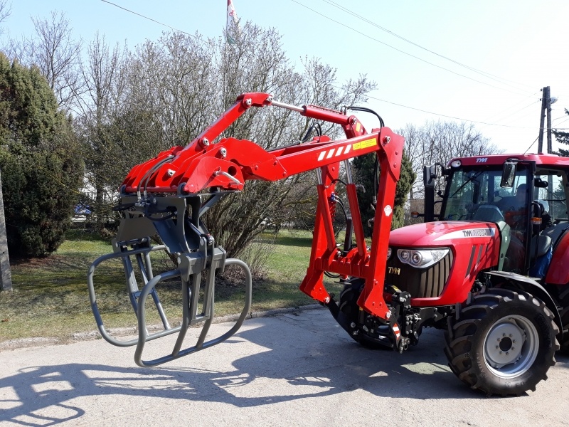 Nakladač do ramen traktoru Pomarol pro manipulaci s baliky