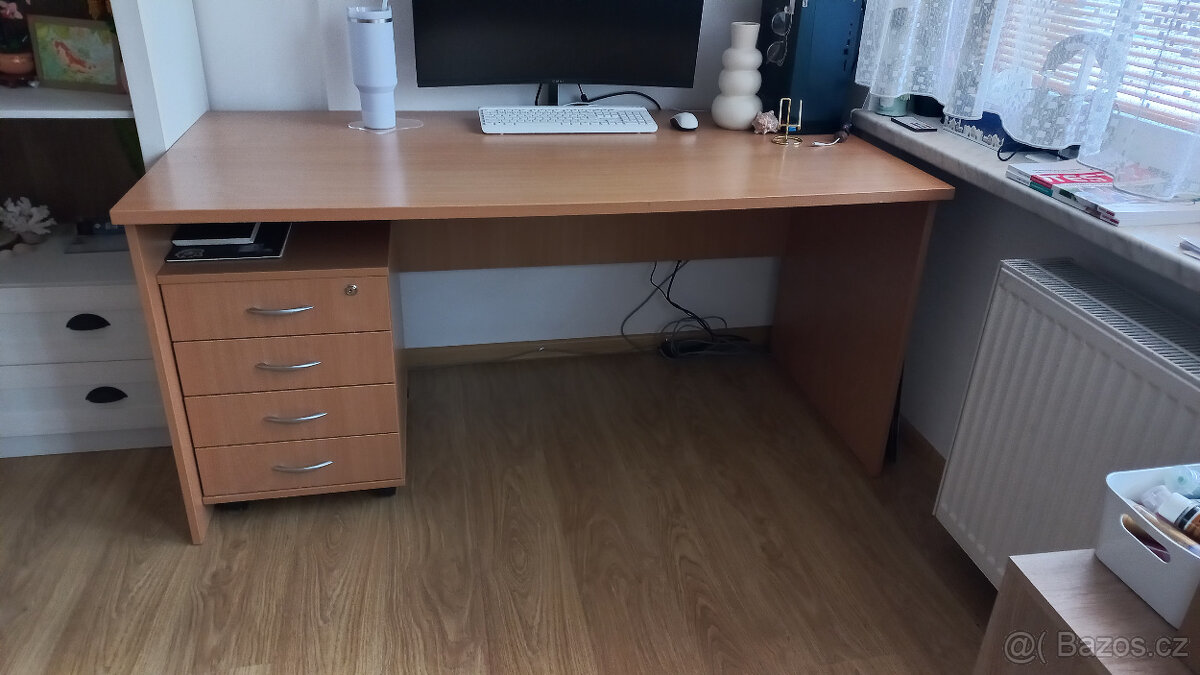 Prodám psací stůl