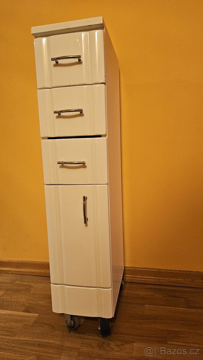 koupelnová skříňka