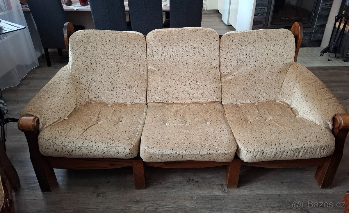 Dřevěná, stylová sedací souprava