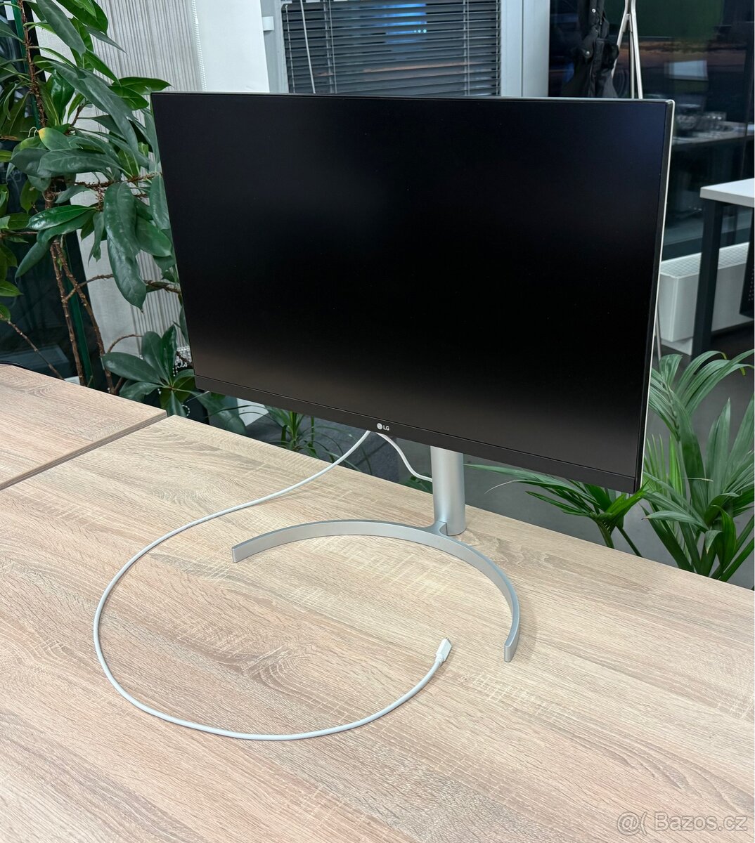 LG monitor 4K power delivery až 90W