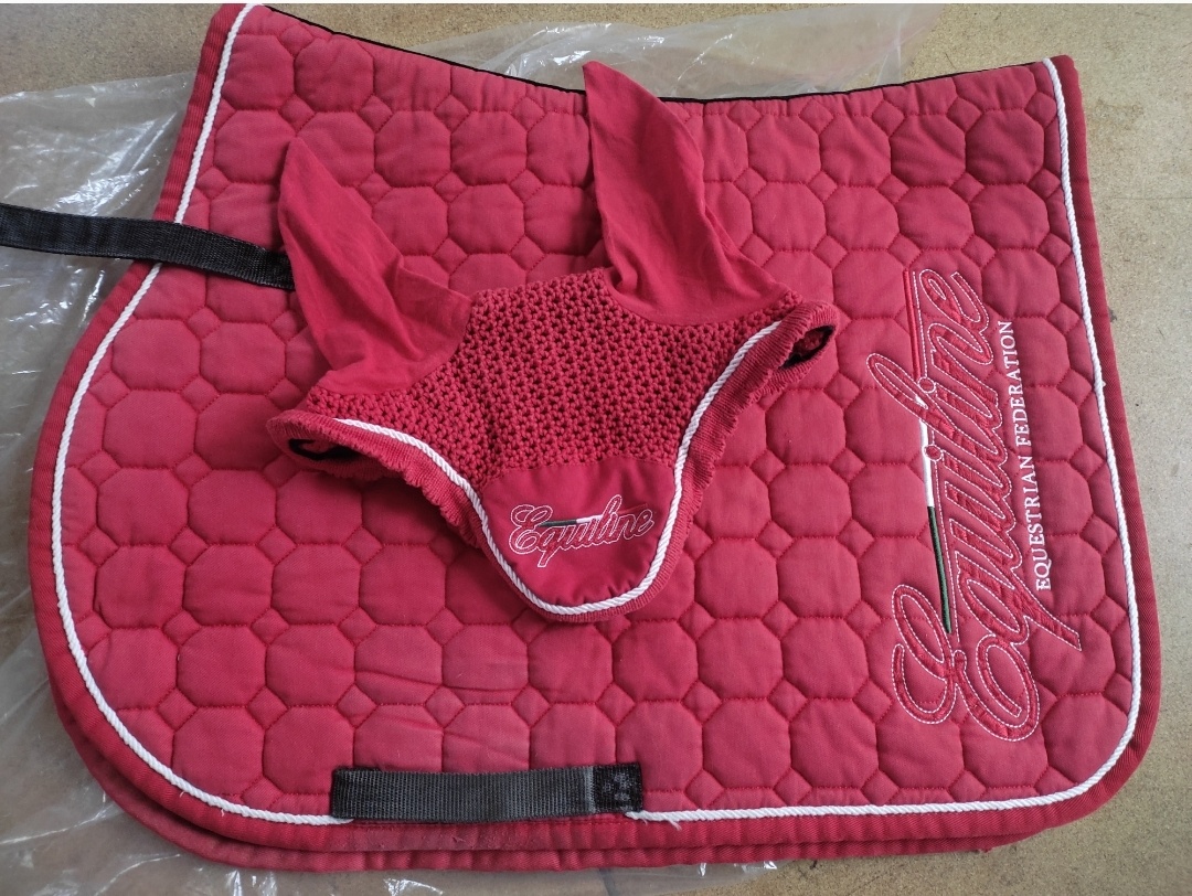 Červená sada Equiline Mill dečka a čabraka