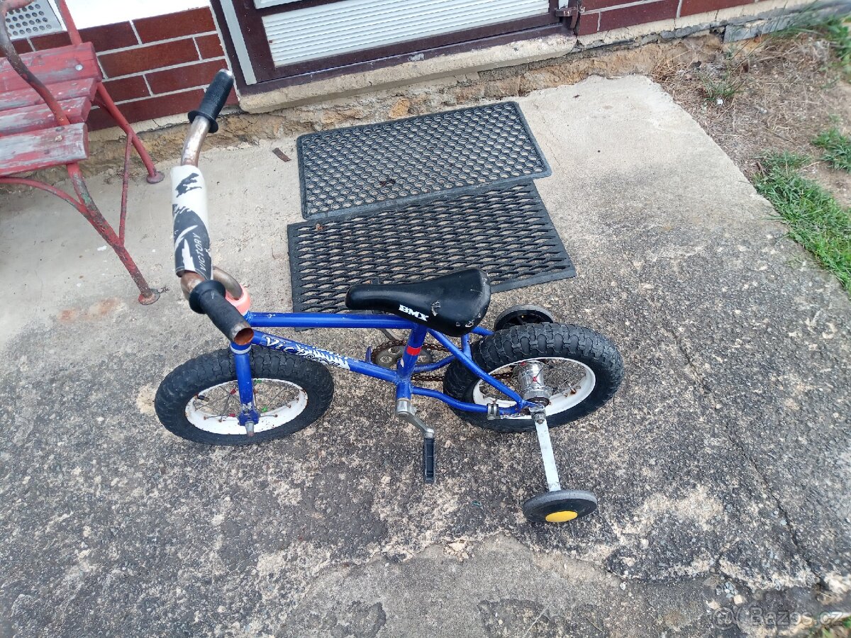 Detske kolo s pridavnymi kolecky.