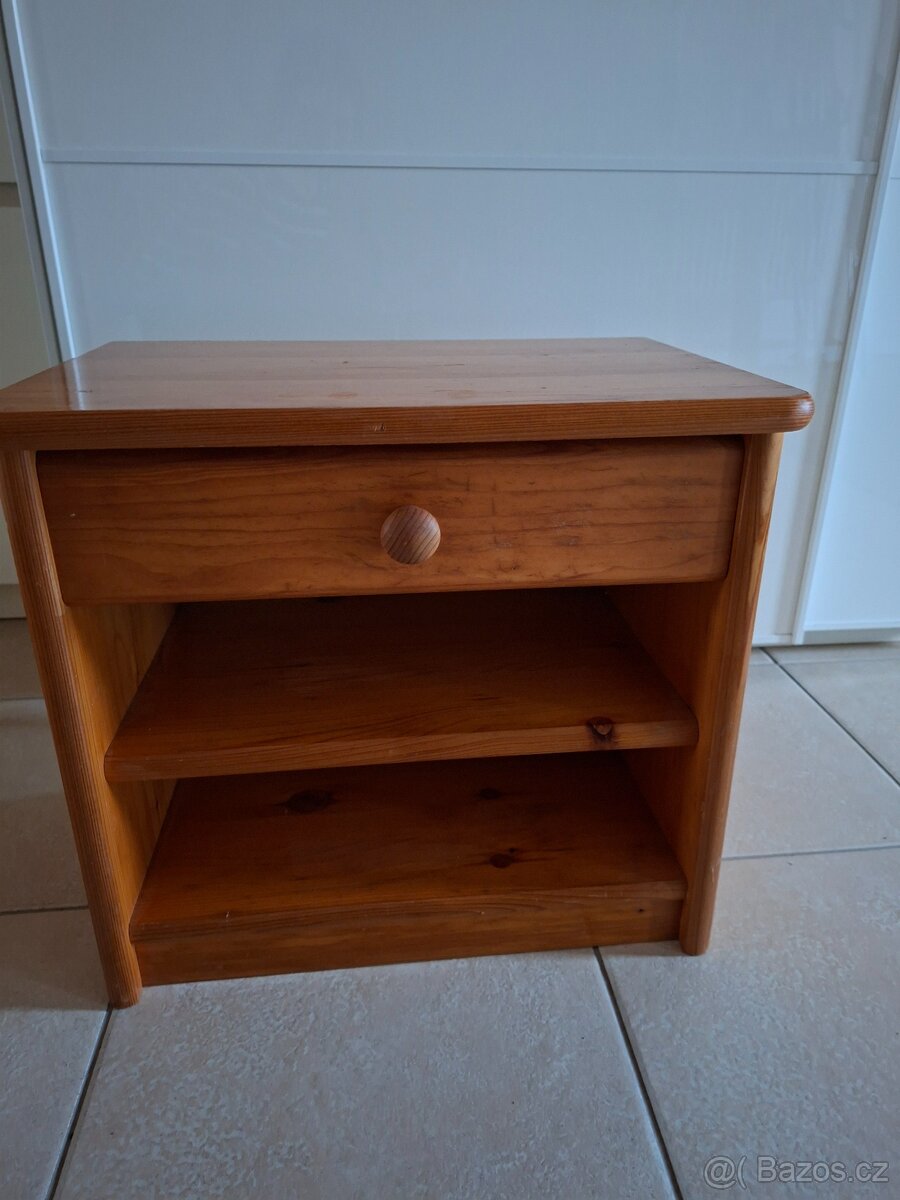 Noční stolek dřevěný
