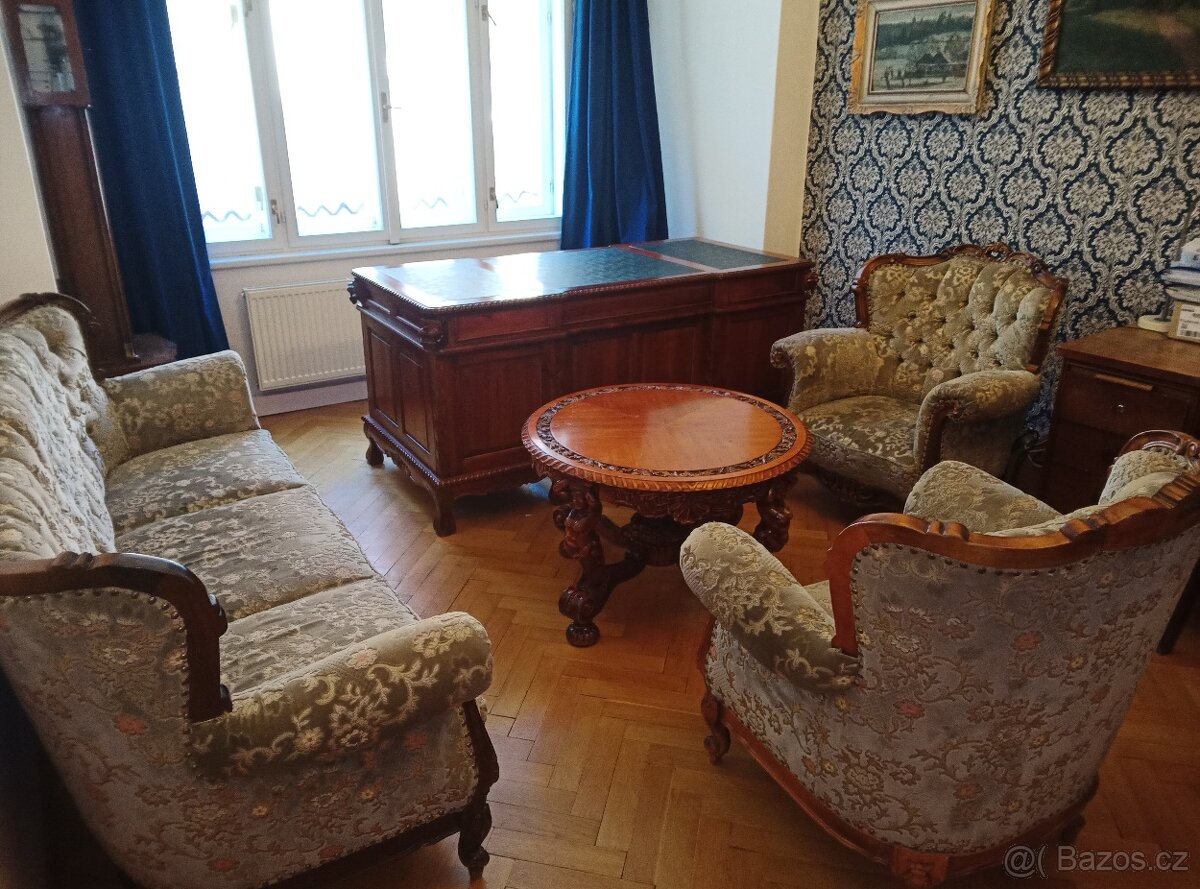 Krásný starožitný nábytek