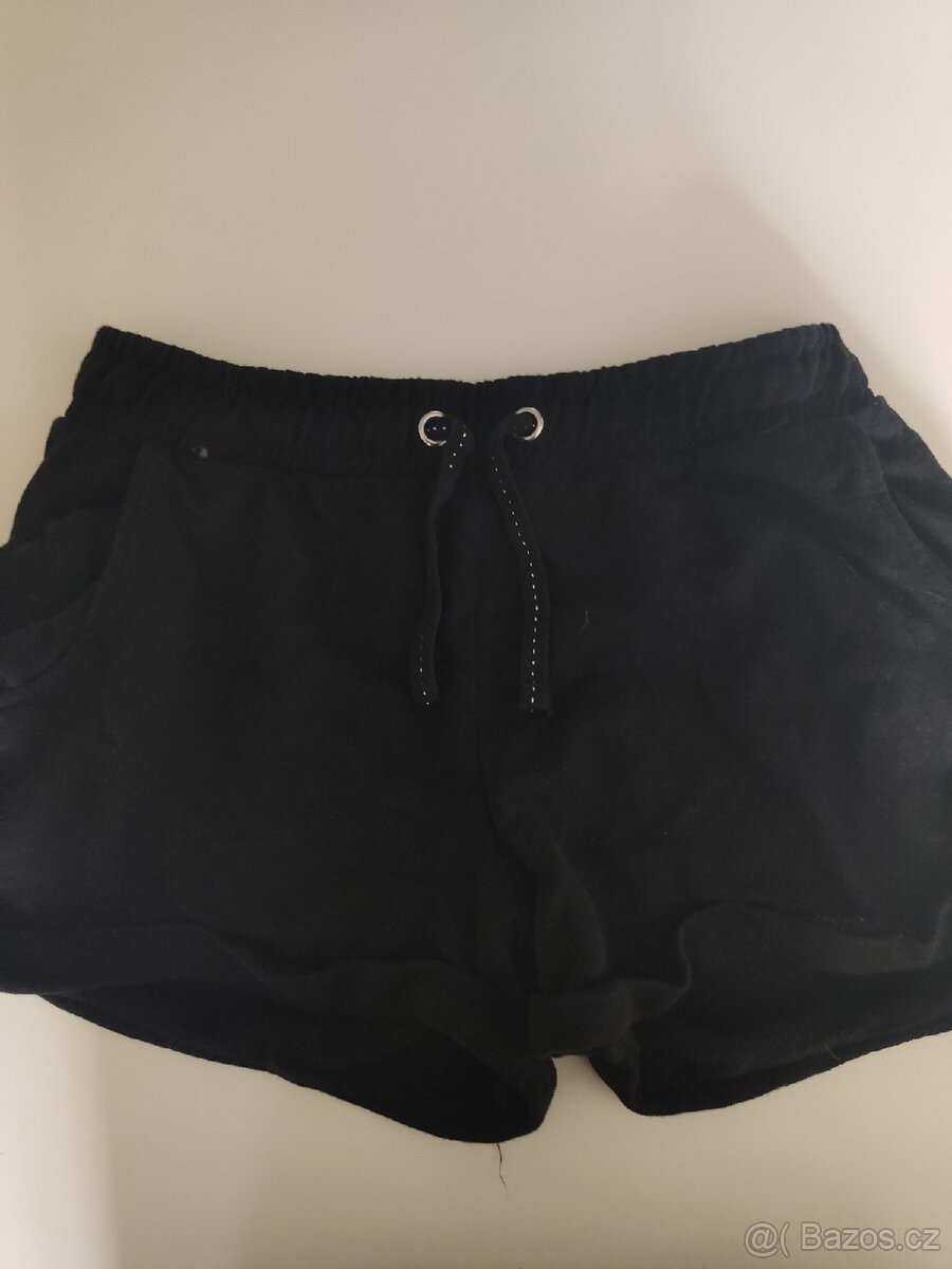 Černé kraťasy pro holku
