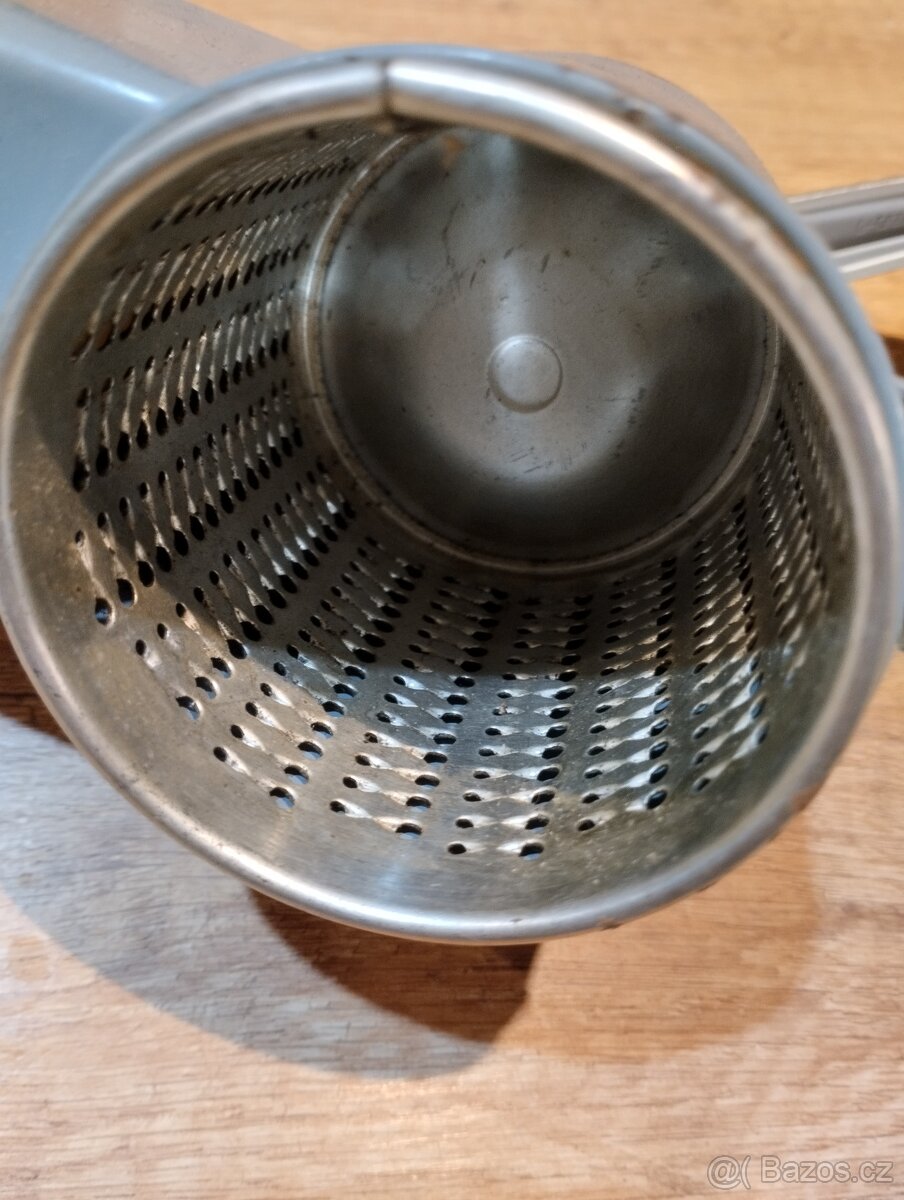 Retro mlýnek na strouhanku