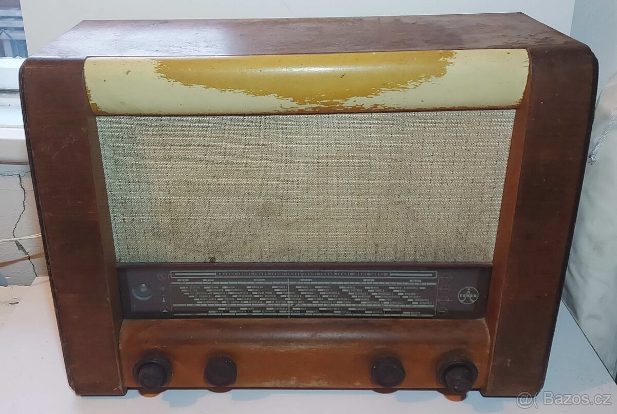 Starý radiopřijímač Tesla Symfonic 603A, retro rádio