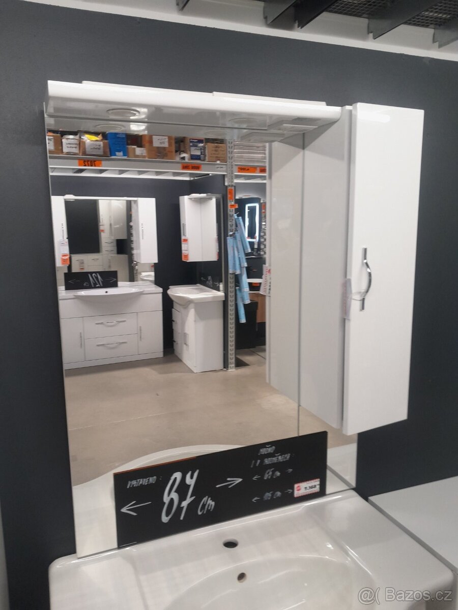 Zrcadlová skříňka s osvětlením