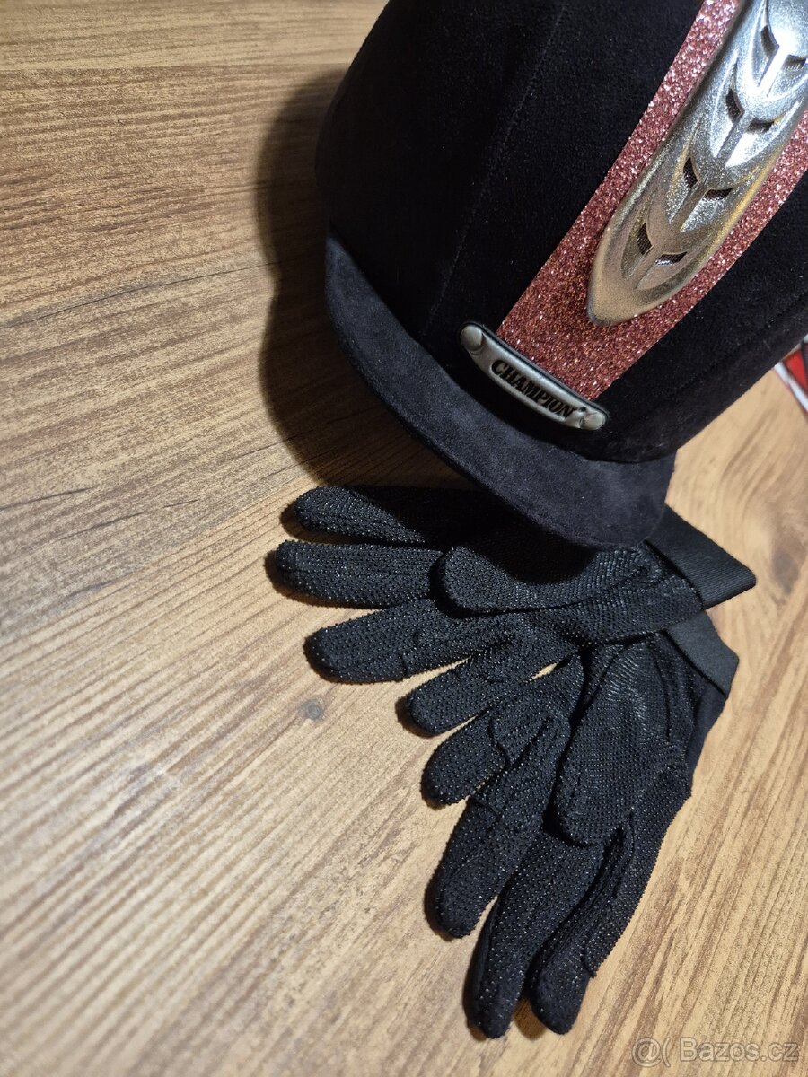 Jezdecká přilba, zdarma jezdecké rukavice s gripem.