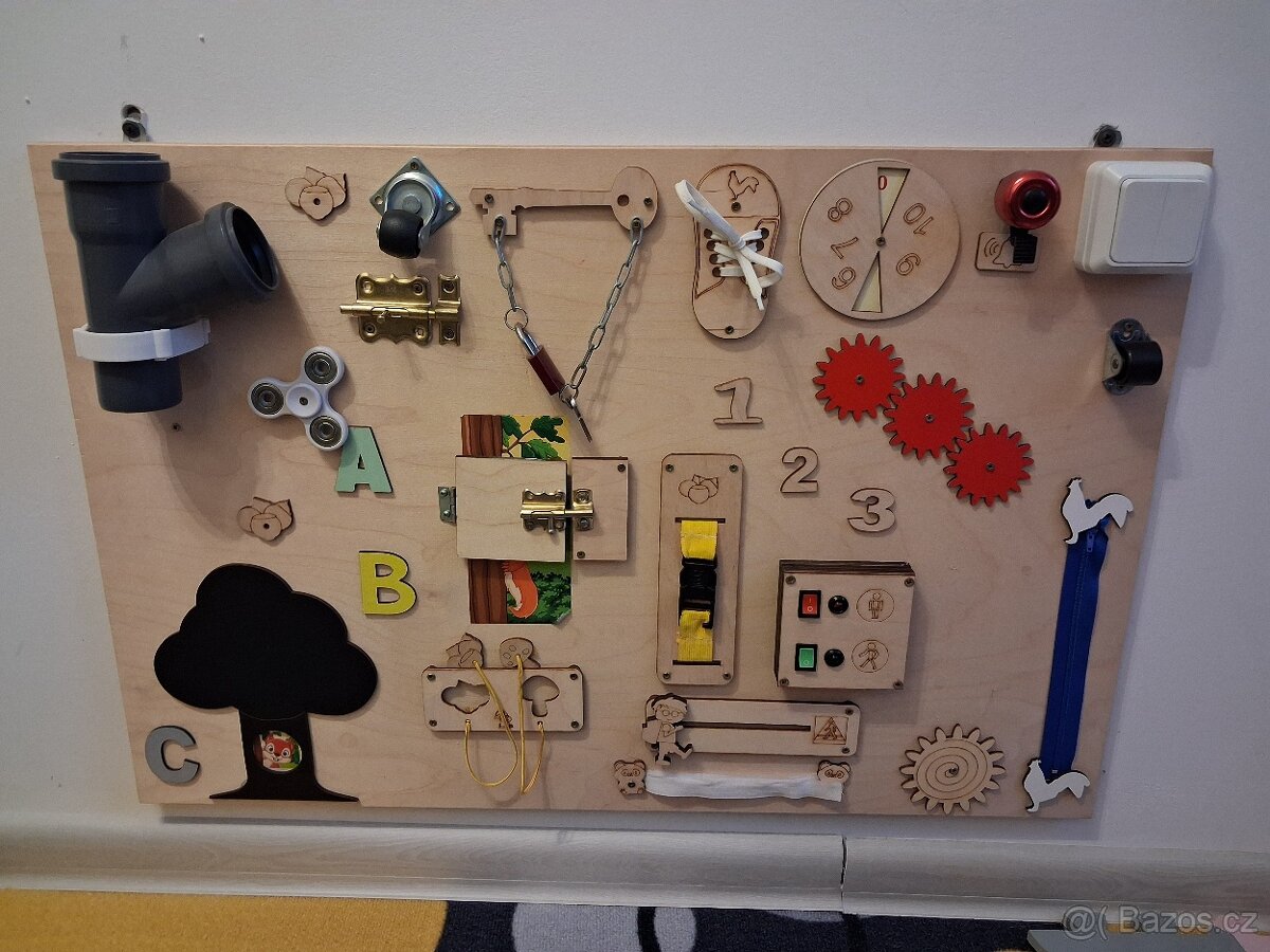 Activity board - interaktivní dřevěná deska