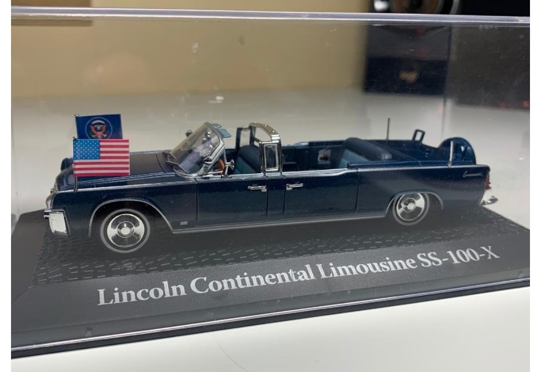 Kovový model auta Lincoln SS - 100 X