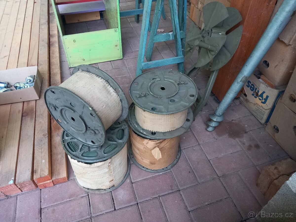 Vojenský polní kabel na cívkách