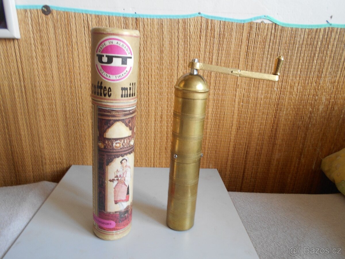 Starý, mosazný mlýnek na kávu