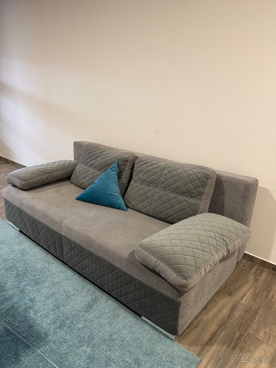 Pohovka s polštáři
