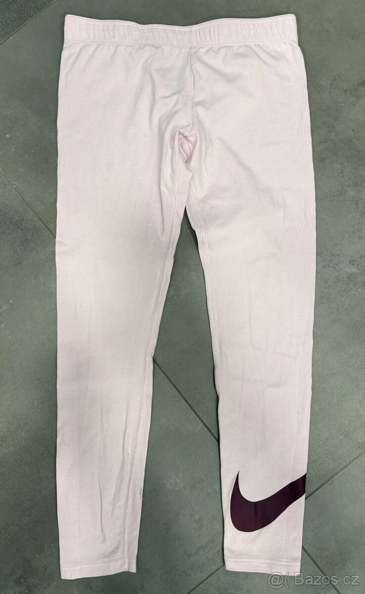Leginy Nike, vel. 146-156 cm