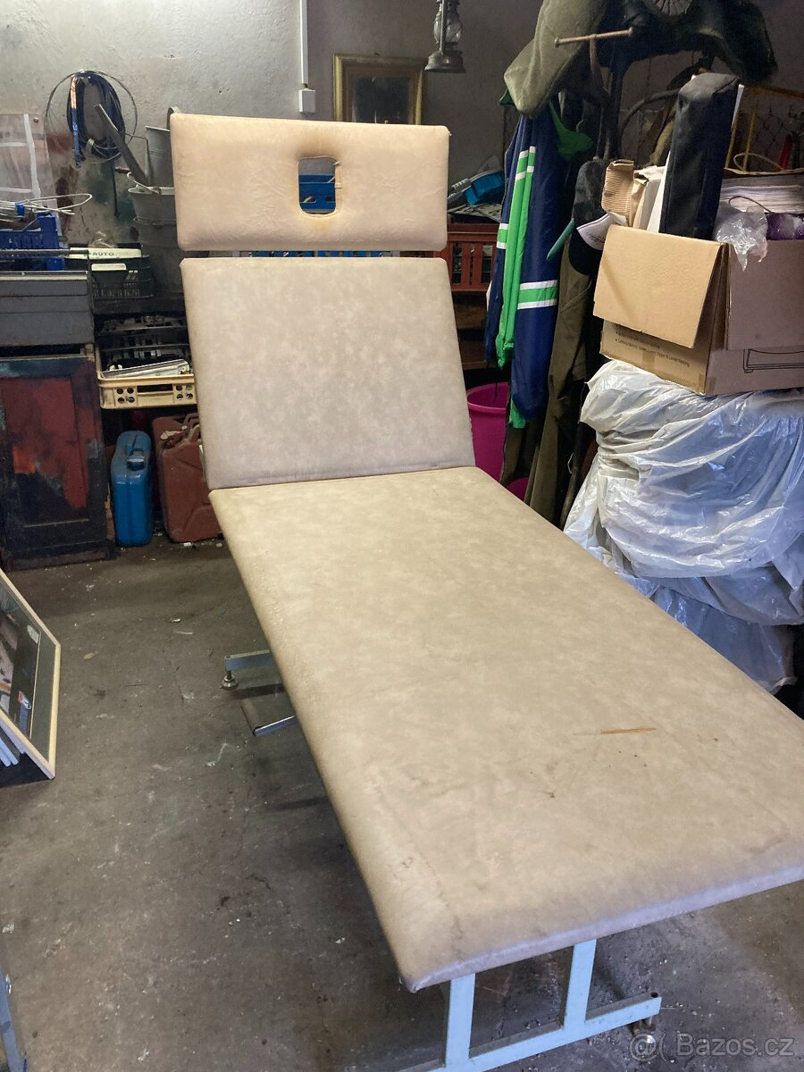 Starší masážní lehátko