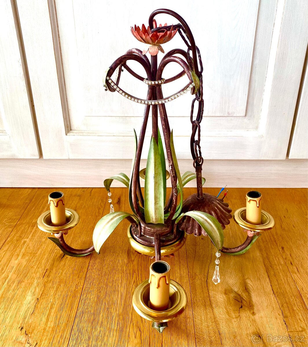 Starý kovaný lustr