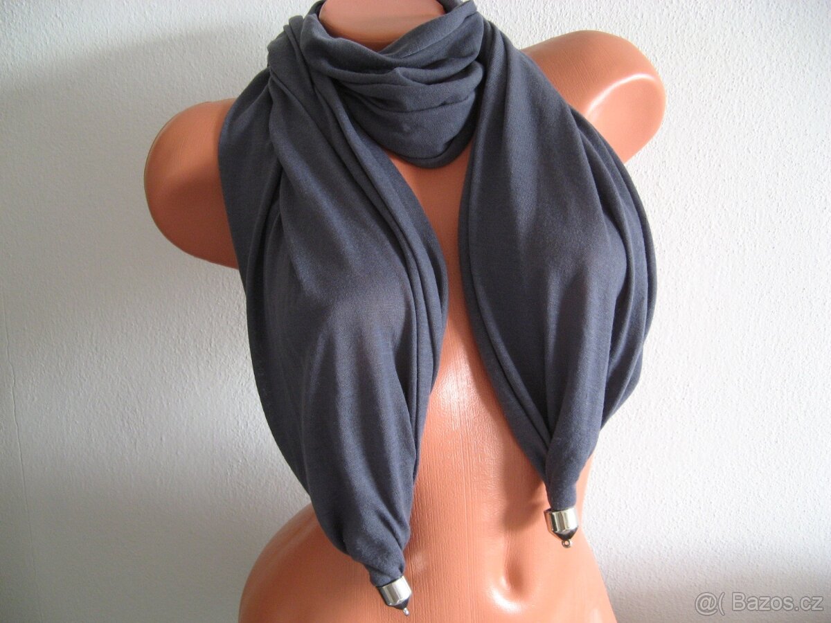 šála tmavo-šedá s kovovými zakončeními