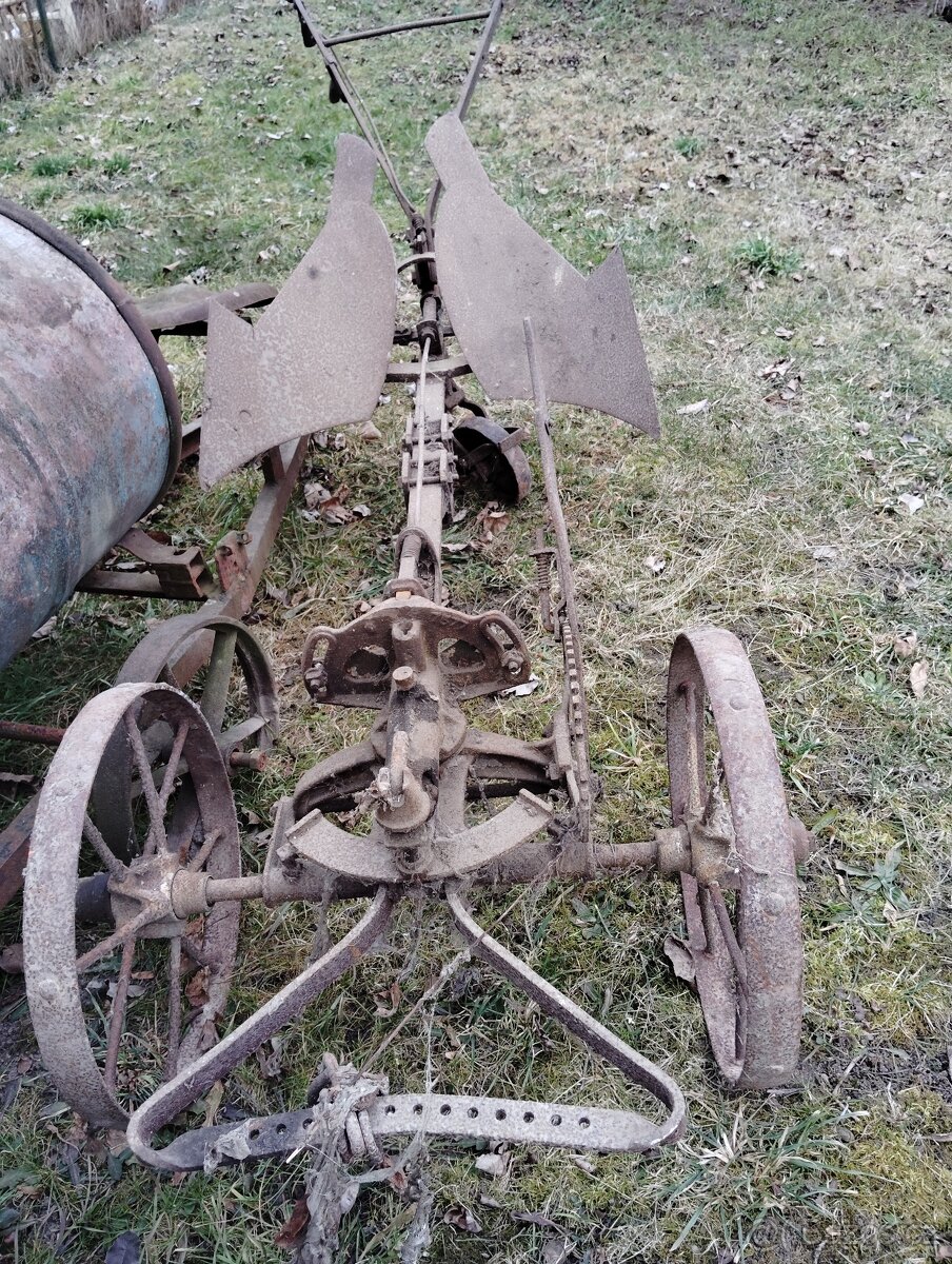 Koňský dvojradliční pluh obracák