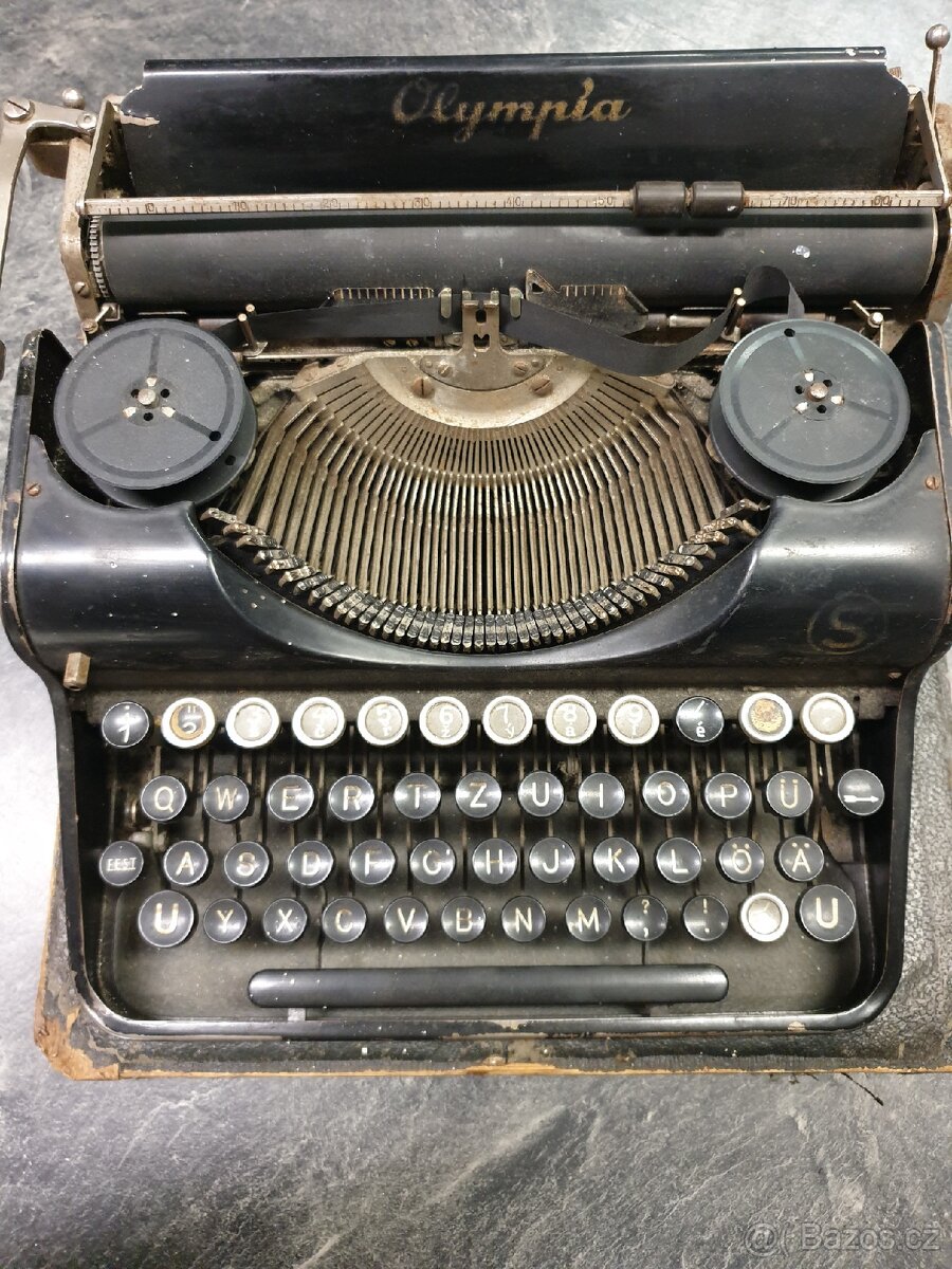 Starý psací stroj Olympia