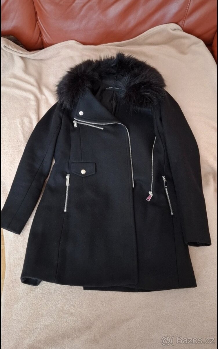 Černý kabát s kožíškem ZARA, XS