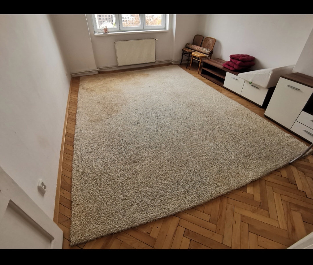 Velmi vkusný koberec světle šedé barvy