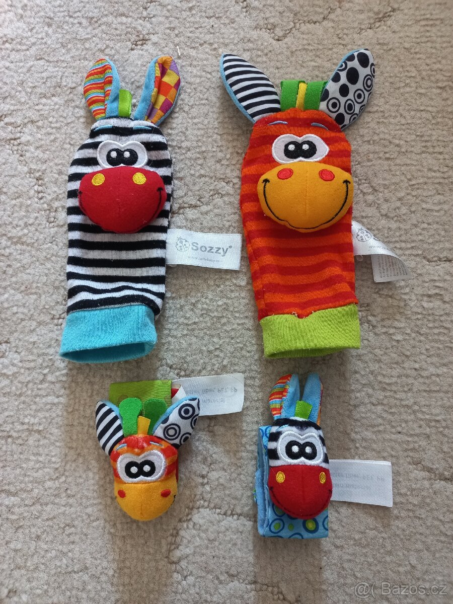 Playgro sozzy chrastící ponozky a náramky 4ks