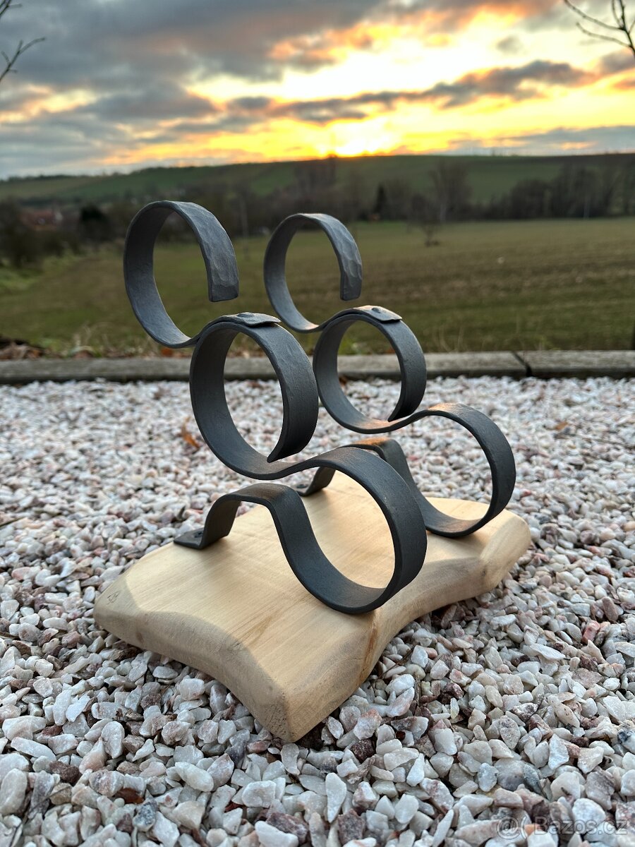 Kovaný stojan na víno