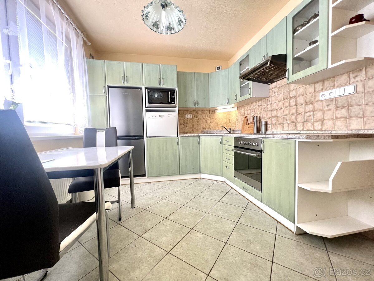 Kompletně vybavený byt 2+1 ( užitná plocha 43 m²) s parkovac