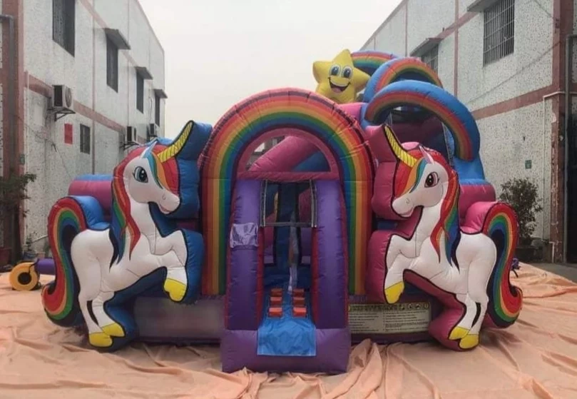 Skákací hrad se skluzavkou