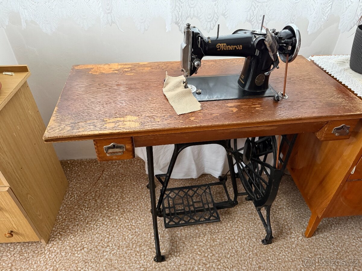 Šlapací šicí stroj