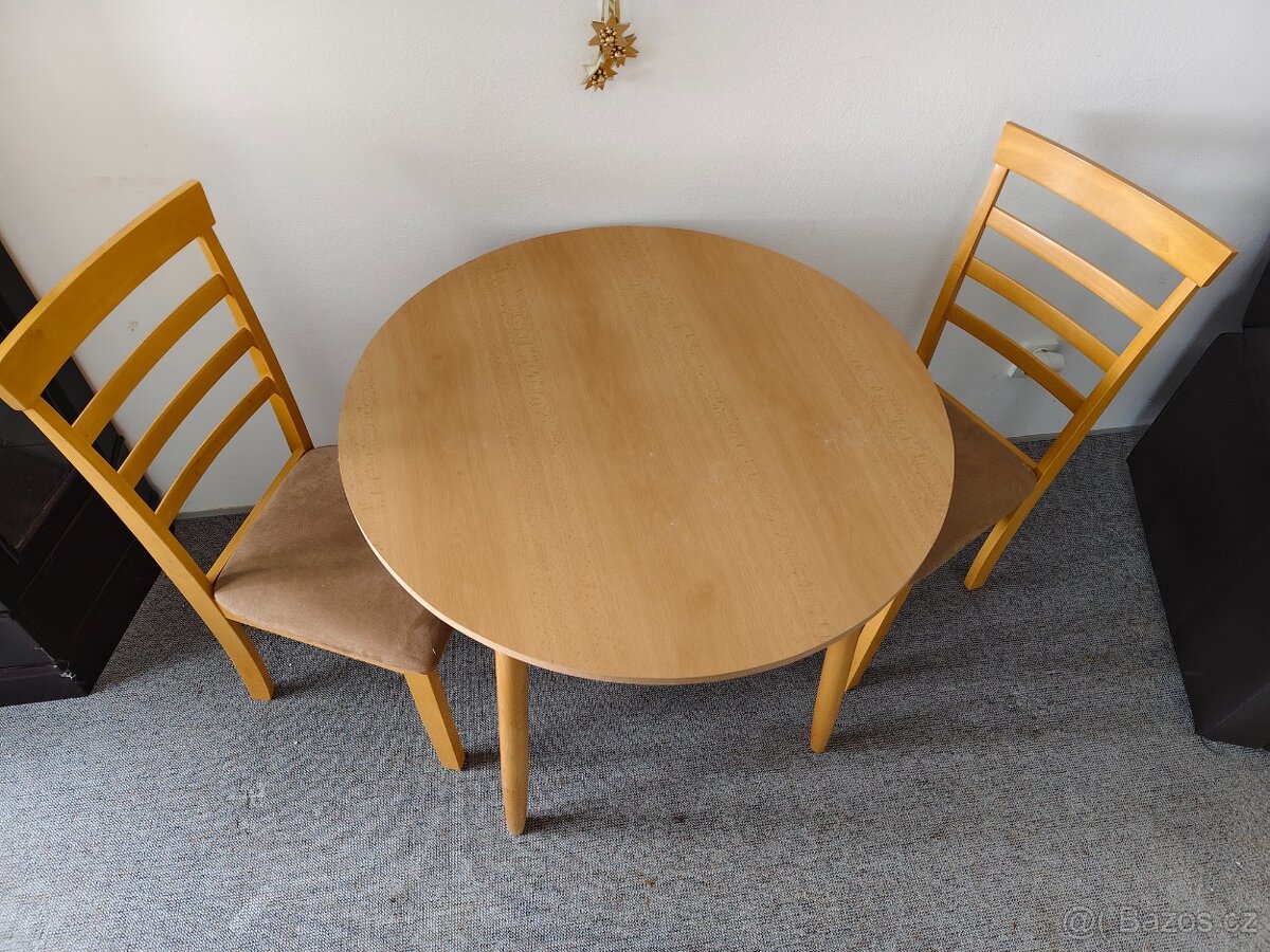 Jídelní stůl+ 2 x zidke