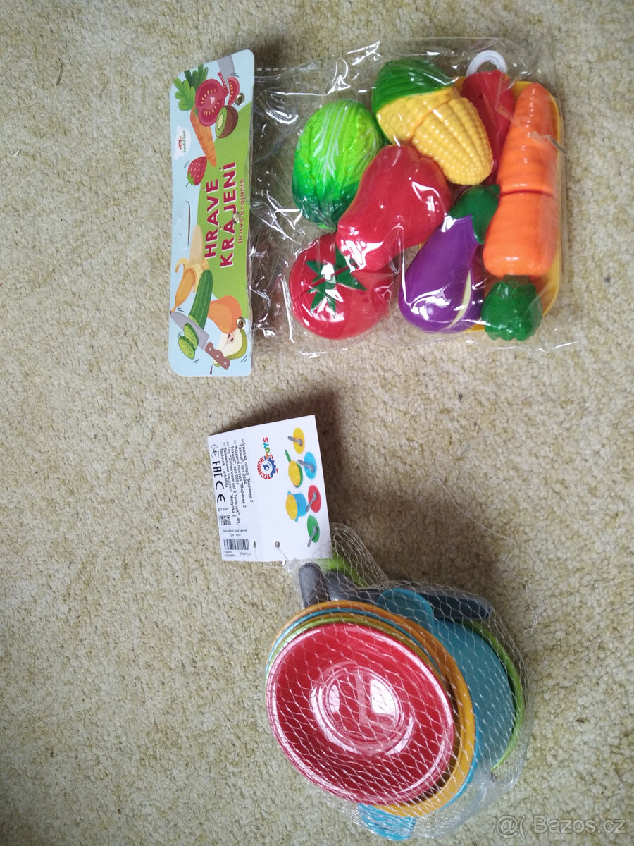 sada plastového nádobí a zelenina