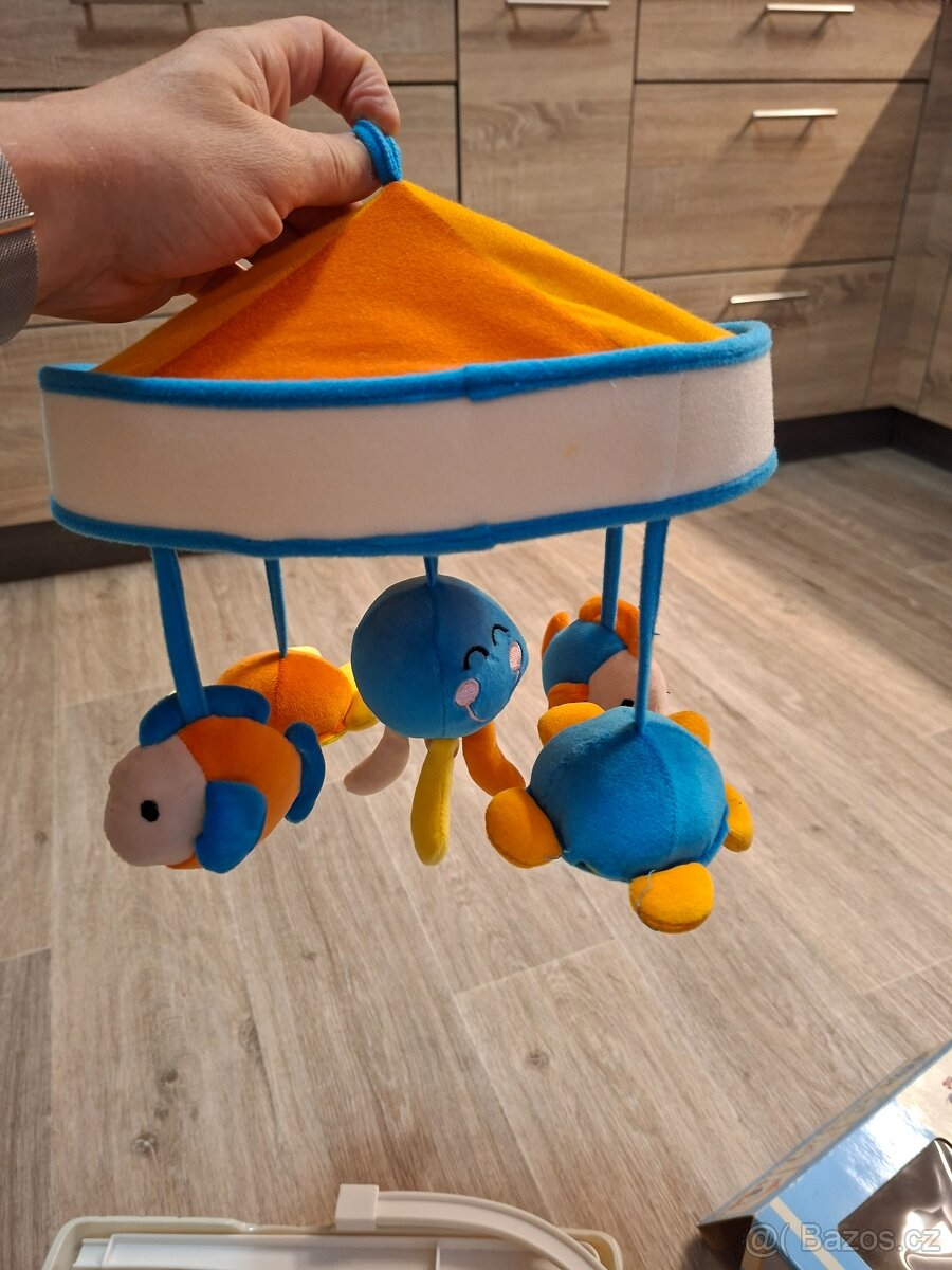 Kolotoč nad postýlku