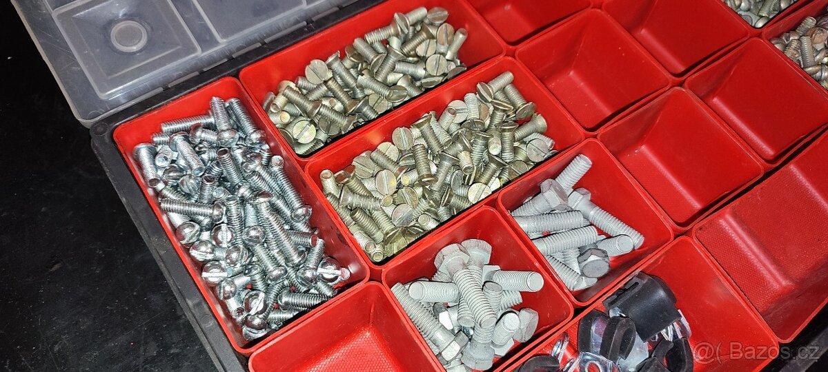 Volga GAZ 21 Ostatky dielov po renovácii auta 1