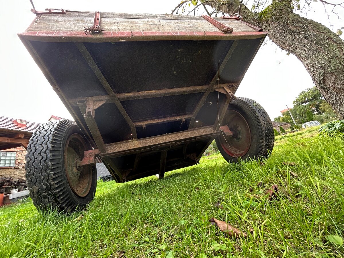 Prodám korbu na traktor RS09