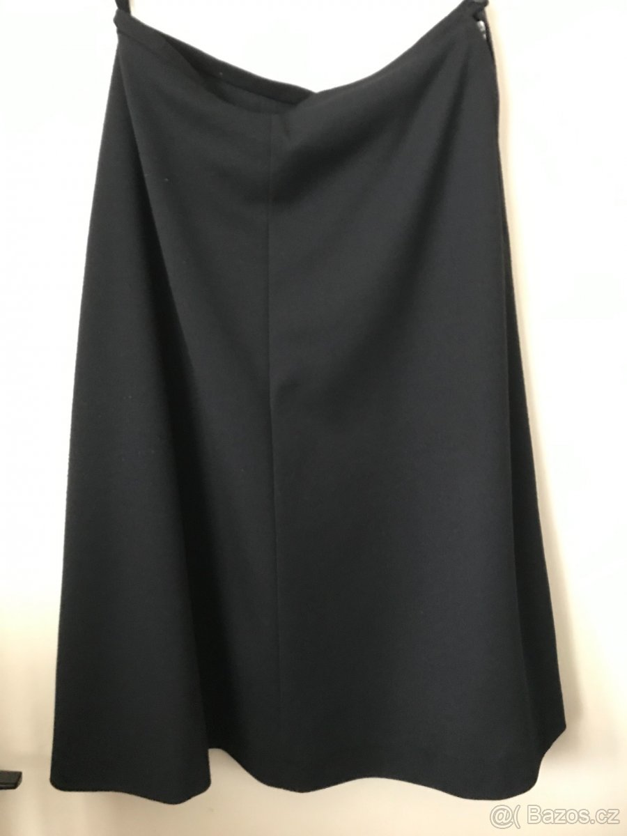 Sukně černá s podšívkou.