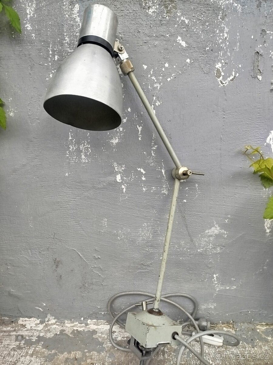 Stará kovová lampička