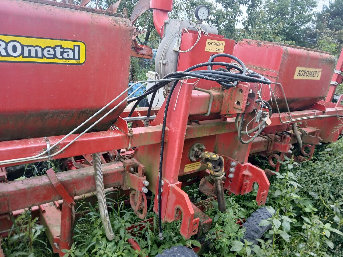 Secí stroj na kukuřici pneumatický