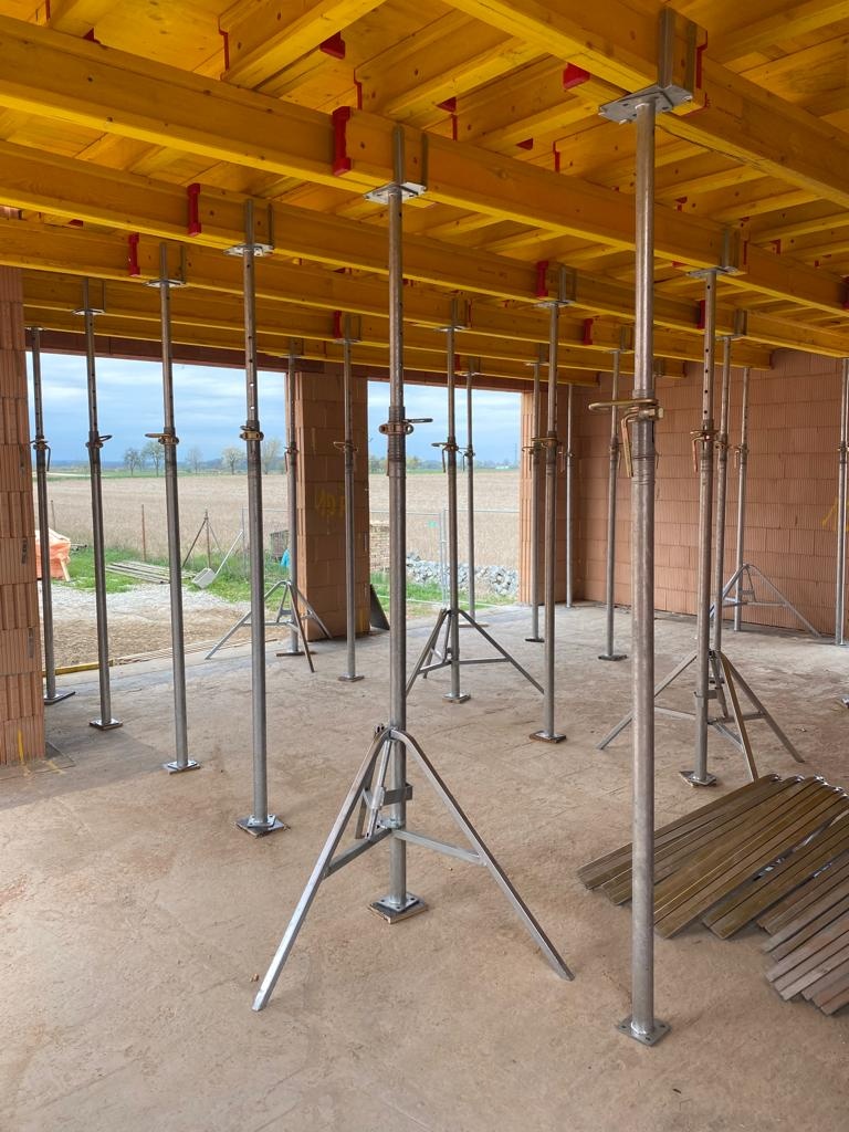 Stropní bednění – stojky, nosníky, desky – PRONÁJEM LEVNĚ.