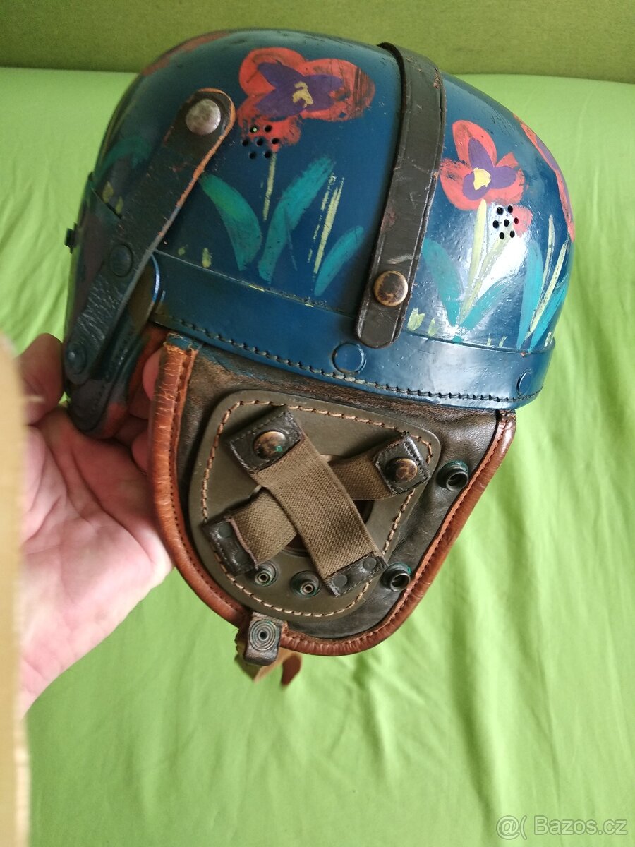 Stara-kovova prilba do tanku-obrnene techniky.