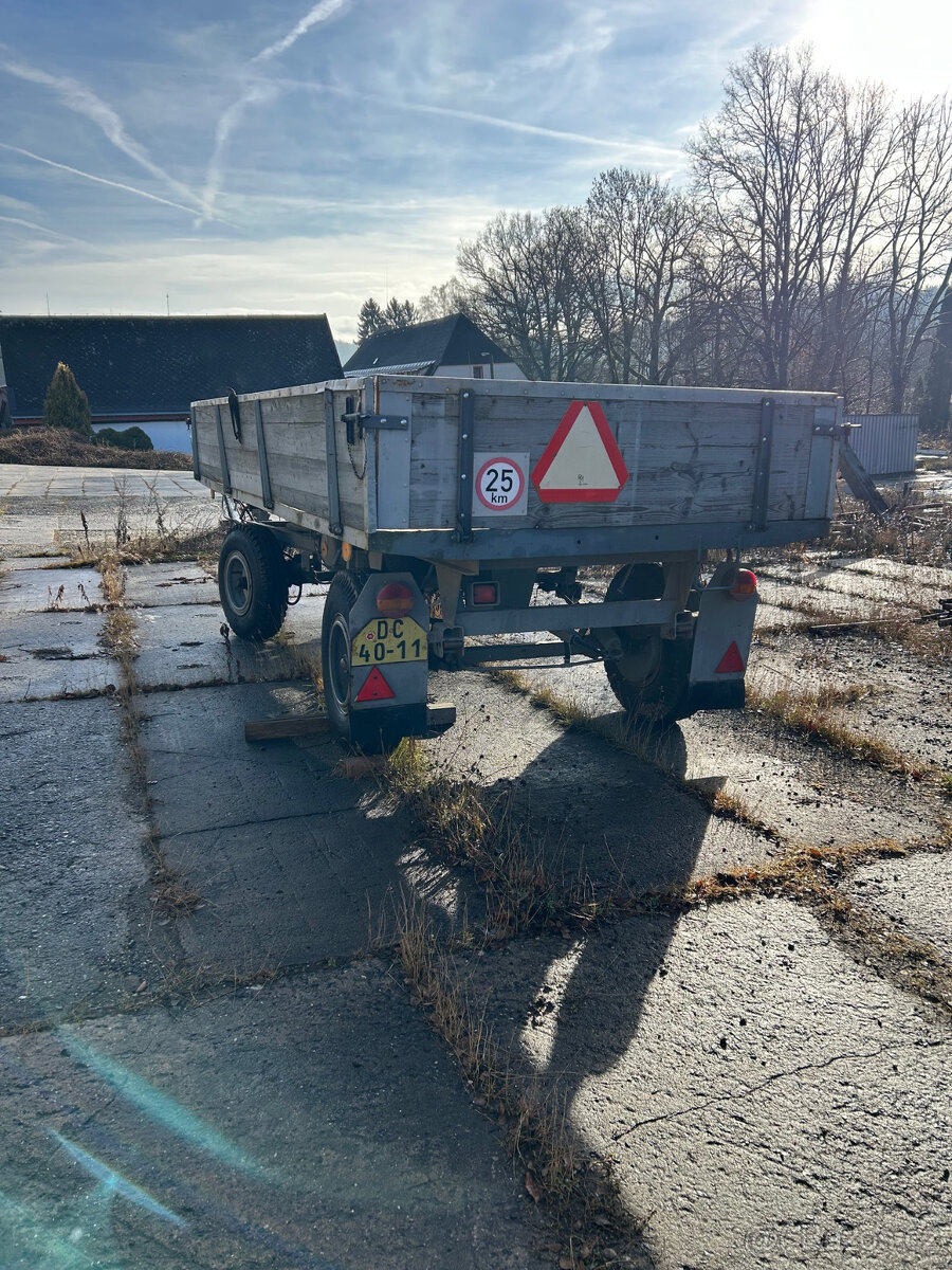 Traktorový přívěs-valník