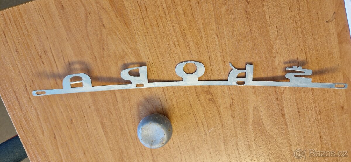 napis skoda ulozeni vyklapecich okenek skoda