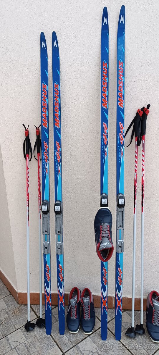 set běžeckých lyží