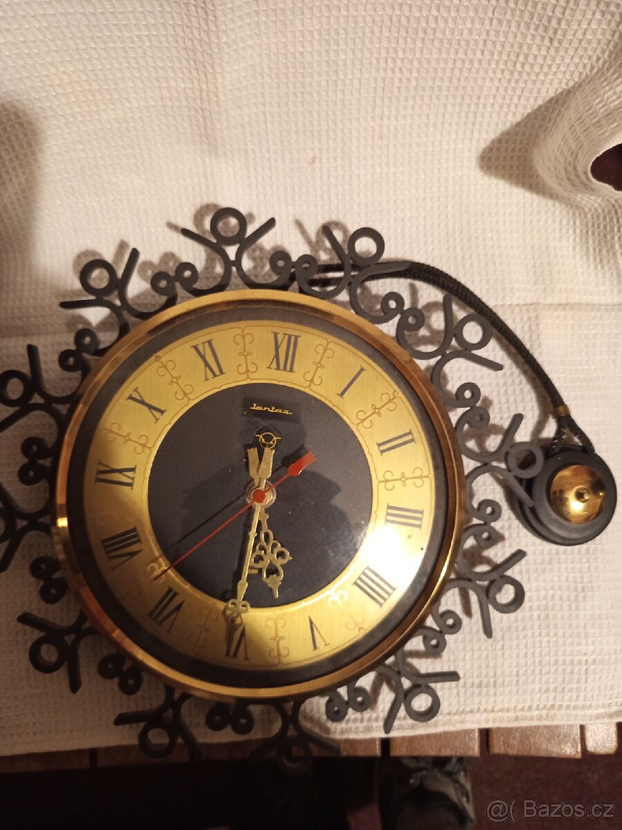 Nástěnné hodiny