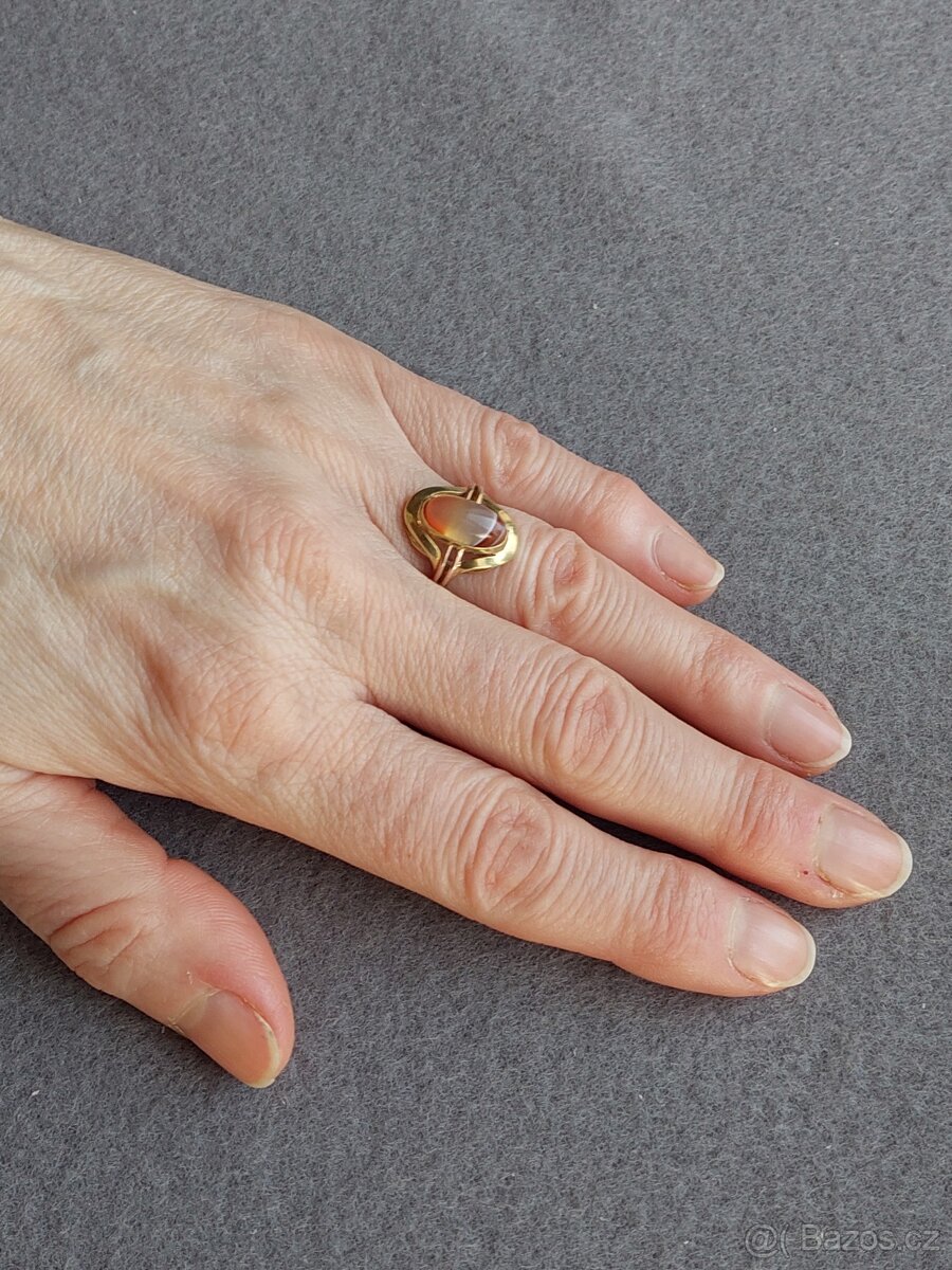 Zlatý prsten s achátem