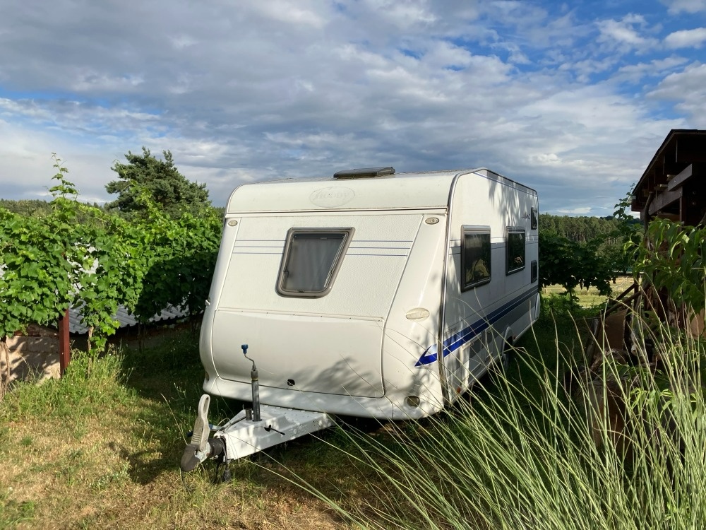 Prodám karavan Hobby 500 KMFE, r.v.2006 s předstanem.